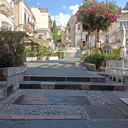 La Jacaranda Таормина